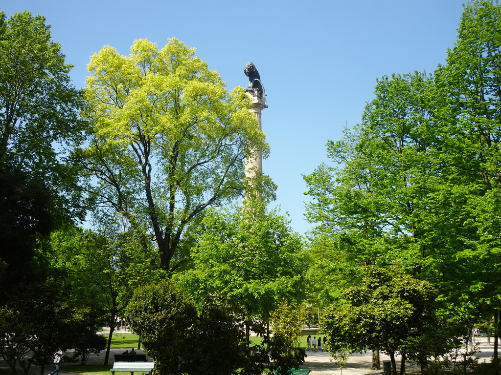 The Praça de Mouzinho de Albuquerque square with the Monumento aos Heróis da Guerra Peninsular column, viewed from the sightseeing bus