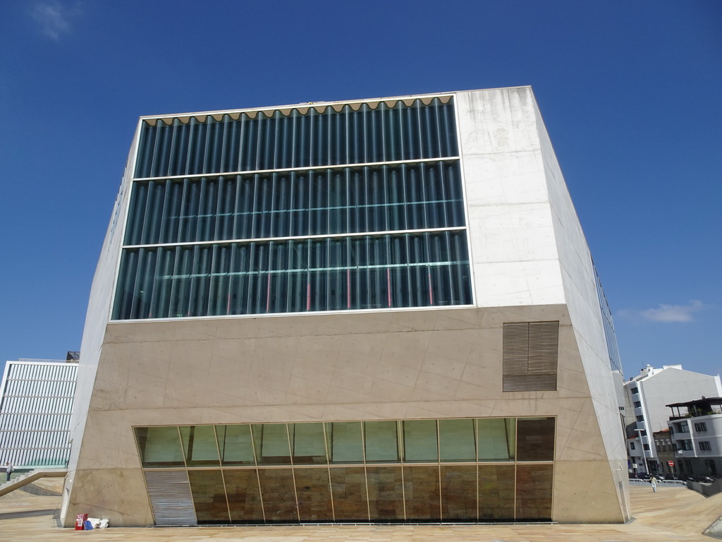 The southeast side of the Casa da Música theatre at the Praça de Mouzinho de Albuquerque square, viewed from the sightseeing bus