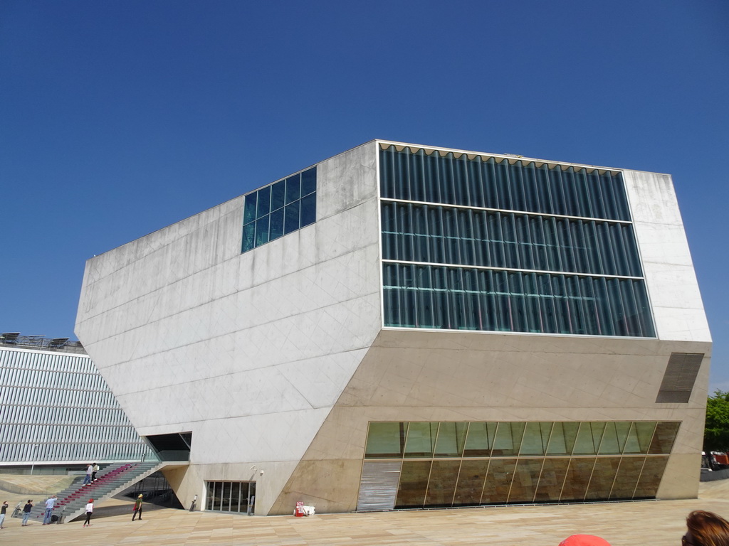 The southeast side of the Casa da Música theatre at the Praça de Mouzinho de Albuquerque square, viewed from the sightseeing bus