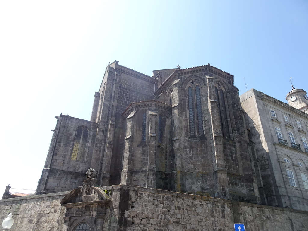 The southeast side of the Igreja Monumento de São Francisco church at the Rua do Infante D. Henrique street, viewed from the sightseeing bus