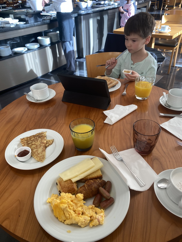 Max having breakfast at the restaurant of the Hotel Vila Galé Porto