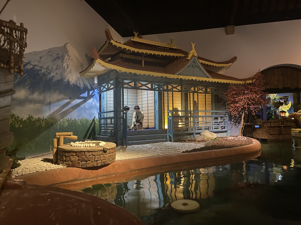 Female statues at the Japan section of the boat ride at the World of Discoveries museum