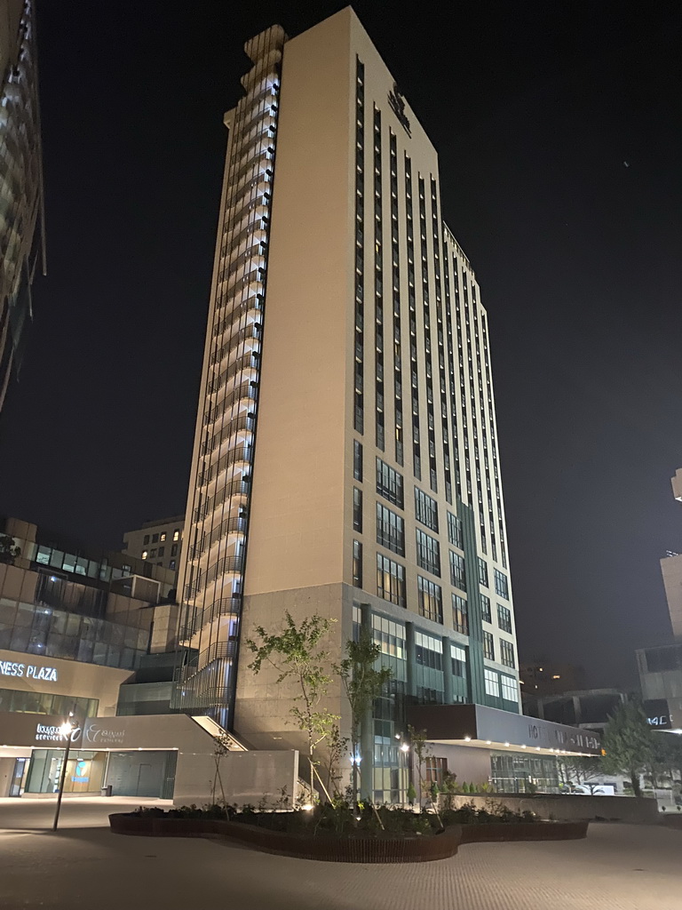 Left front of the Hotel Vila Galé Porto, by night