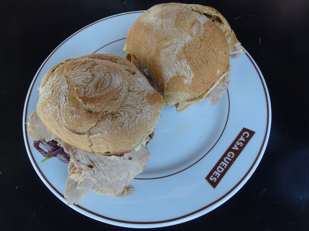 Bread with meat at the terrace of the Casa Guedes Tradicional restaurant at the Passeio de São Lázaro street