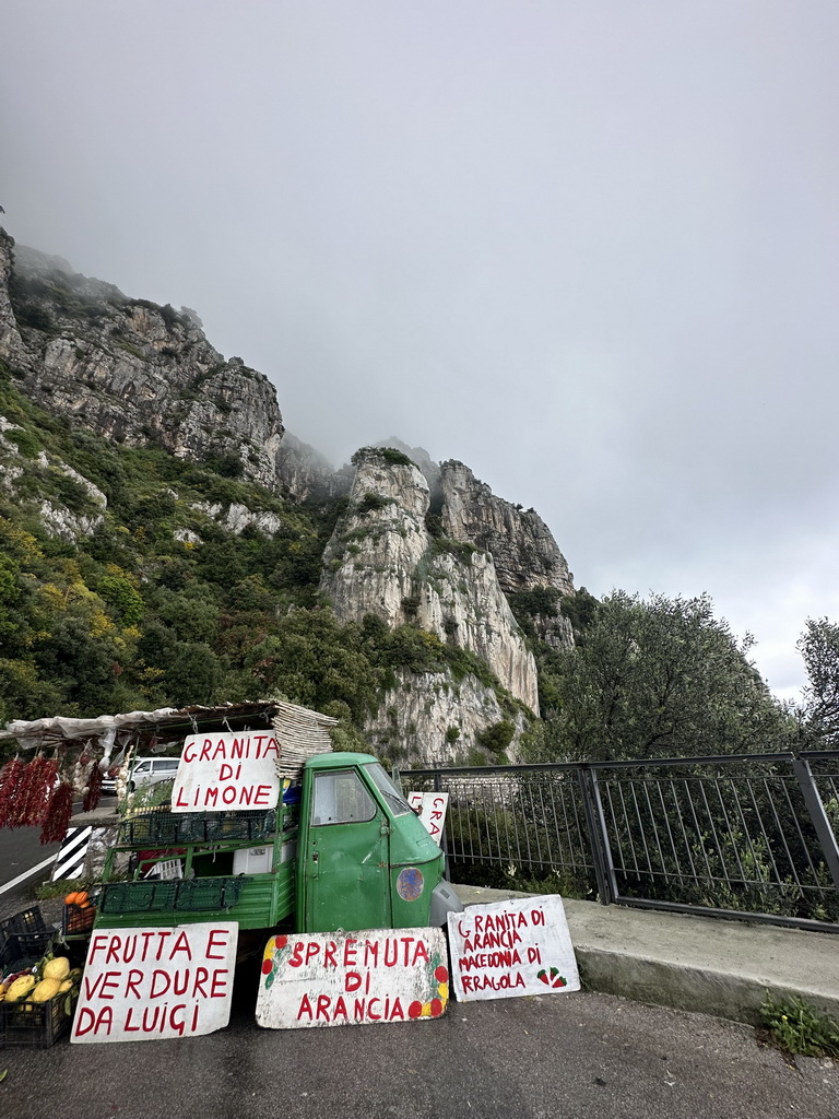 Viewpoint 5 at the Amalfi Drive with a fruit shop