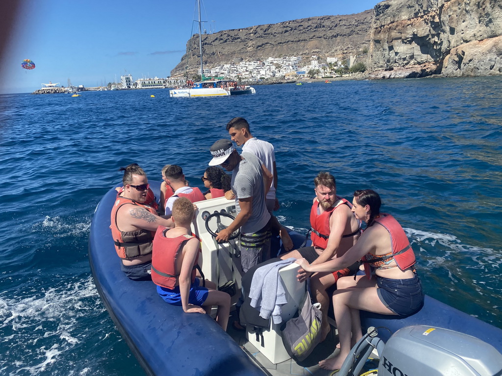 Small boat from the Sagitarius Cat boat to the parasail, in front of the town center with the pavilion of Beach Club Faro, the harbour and the Hotel THe Puerto de Mogán, viewed from the Sagitarius Cat boat