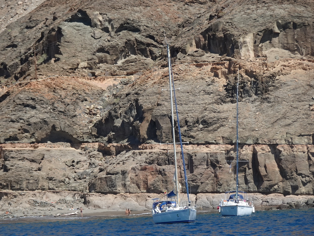 Boats in front of the northwestern Playa de Tiritaña beach, viewed from the Sagitarius Cat boat