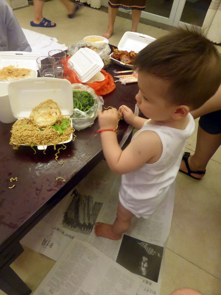 Max having dinner in the room of Miaomiao`s family at the Guantang Hot Spring Resort