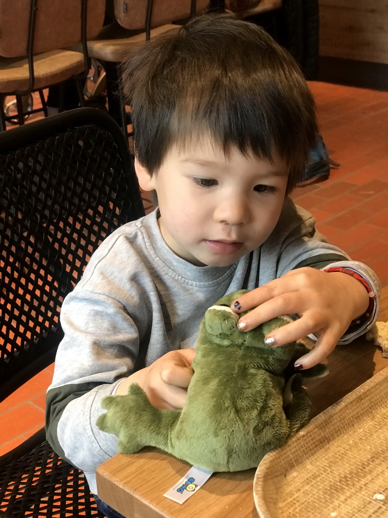 Max with a frog toy having lunch at the restaurant at the Visitor Center Veluwezoom