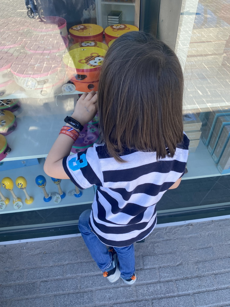 Max at the window of the Zee van Zoovenirs shop at the Diergaarde Blijdorp zoo