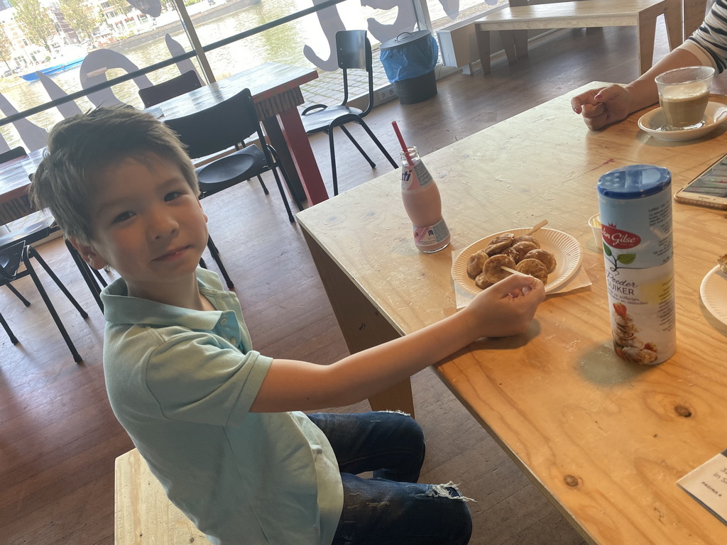 Max eating poffertjes at the Zebracafé at the lower floor of the Villa Zebra museum