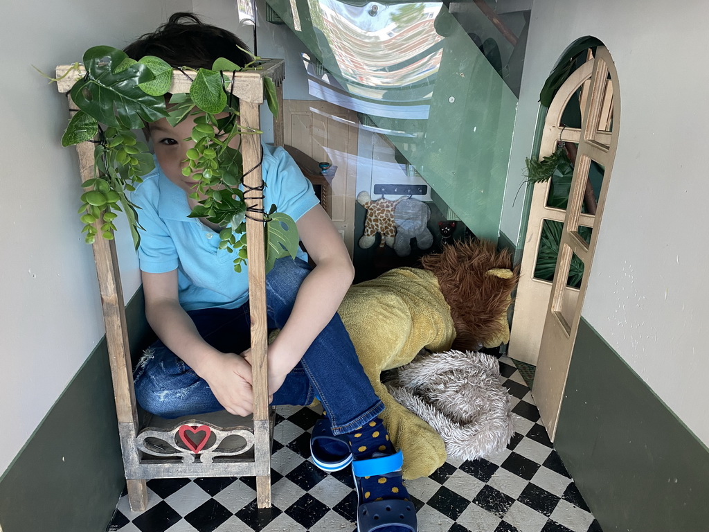 Max in a doll house at the lower floor of the Villa Zebra museum