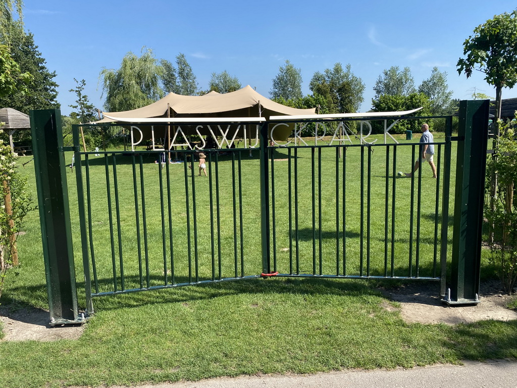 Gate in front of the Picknickweide meadow at the Wandelwijck area of the Plaswijckpark recreation park