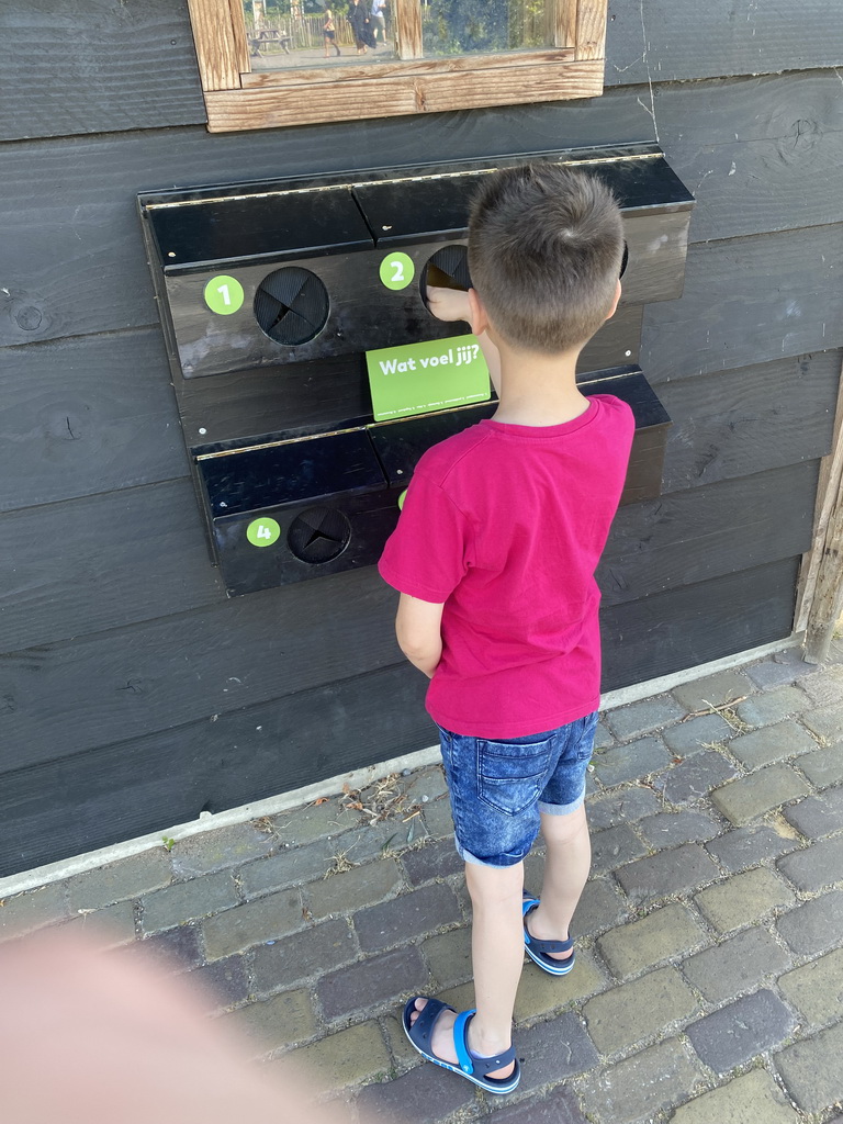 Max doing a quiz at the Nature Path at the Speelwijck area of the Plaswijckpark recreation park