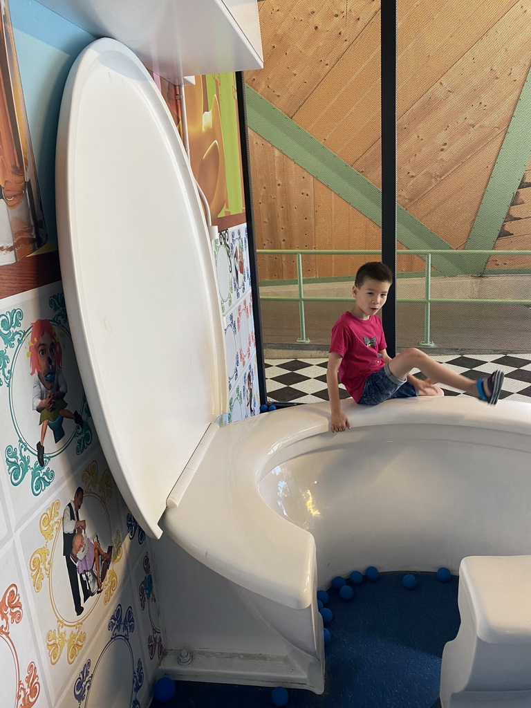 Max on a large toilet bowl at the Huis in de Heuvel building at the Speelwijck area of the Plaswijckpark recreation park