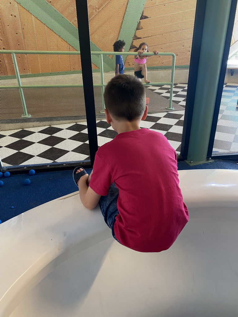 Max on a large toilet bowl at the Huis in de Heuvel building at the Speelwijck area of the Plaswijckpark recreation park