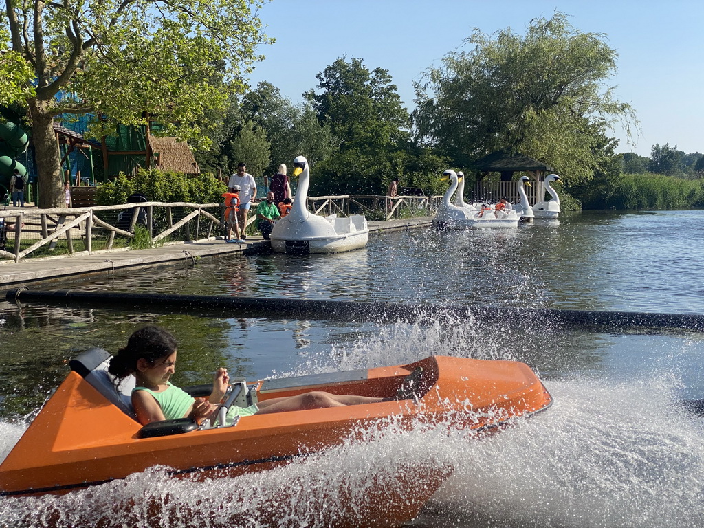 The Kangaroetsjjj! attraction and water cycles at the Speelwijck area of the Plaswijckpark recreation park