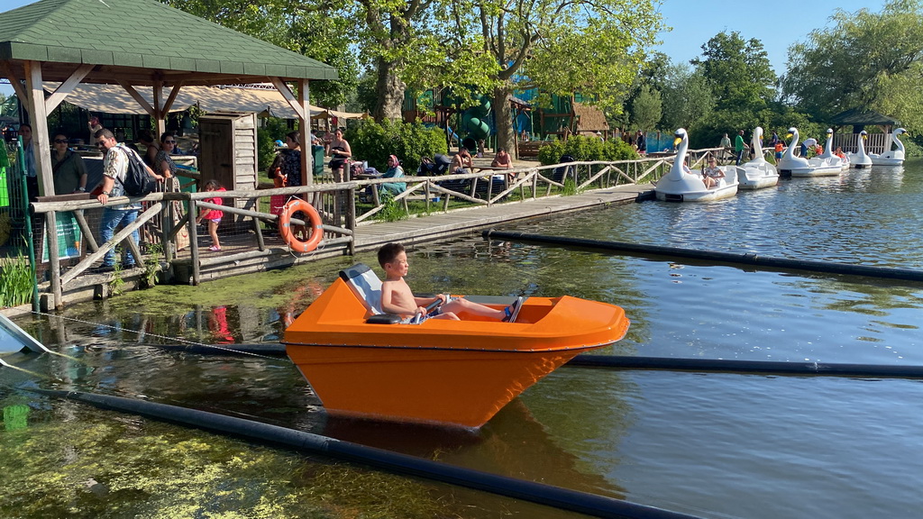 Max at the Kangaroetsjjj! attraction and water cycles at the Speelwijck area of the Plaswijckpark recreation park