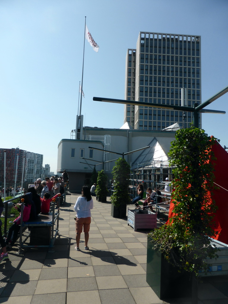 The eastern part of the roof of the Groothandelsgebouw building, with a view on the FIRST Tower