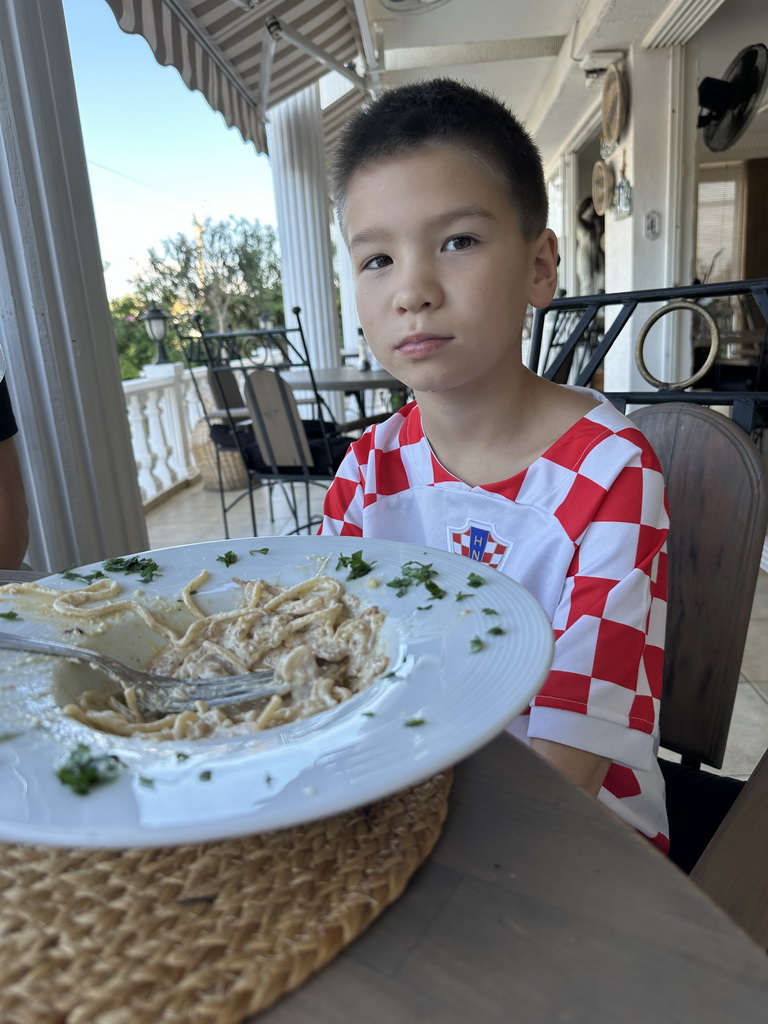 Max eating Spaghetti Carbonara at Conny`s Restaurant