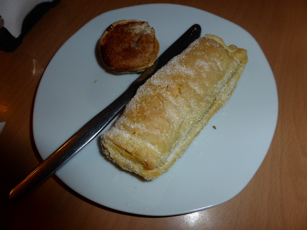 Cakes at the Pastelaria Vila Velha restaurant at the Rua das Padarias street