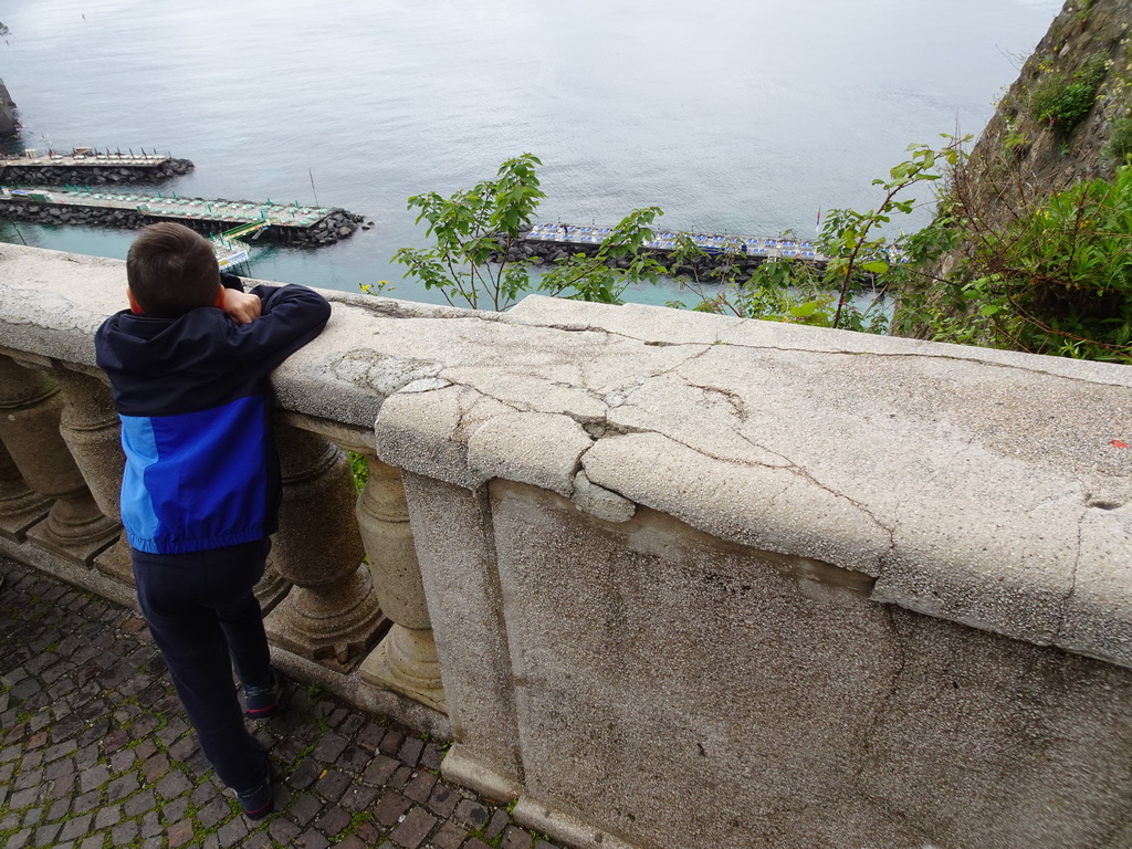 Max at the Piazza della Vittoria square, with a view on the piers at the San Francesco beach