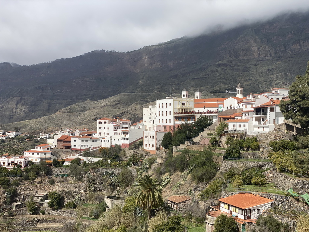 The town center with the Plaza Mirador del Ayuntamiento square, the Town Hall and the Parroquia de Nuestra Señora del Socorro church, viewed from the Calle Dr. Domingo Hernández Guerra street