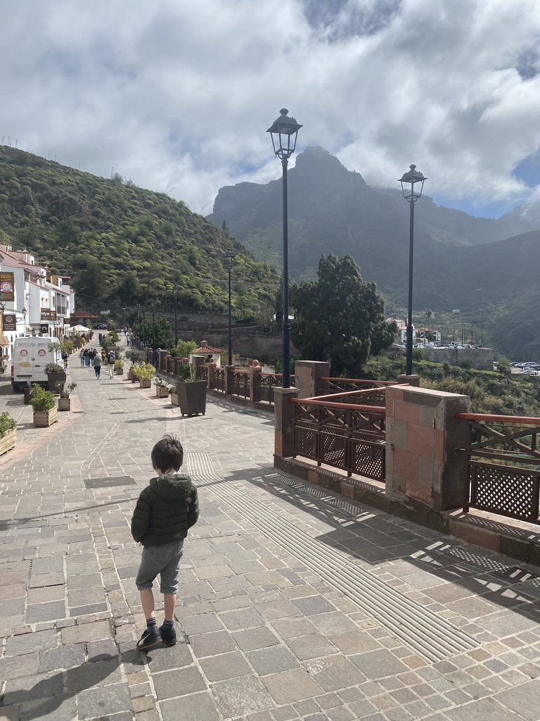 Max at the Calle Dr. Domingo Hernández Guerra street