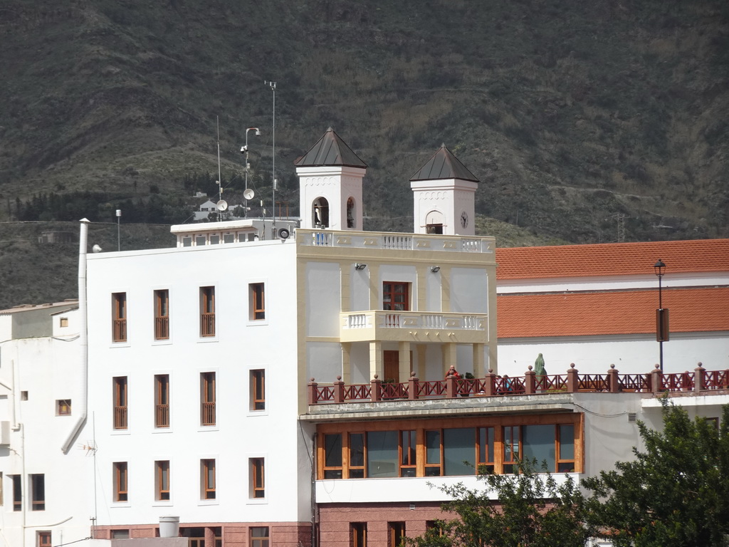 The Plaza Mirador del Ayuntamiento square, the Town Hall and the Parroquia de Nuestra Señora del Socorro church, viewed from the parking lot at the Calle Dr. Domingo Hernández Guerra street