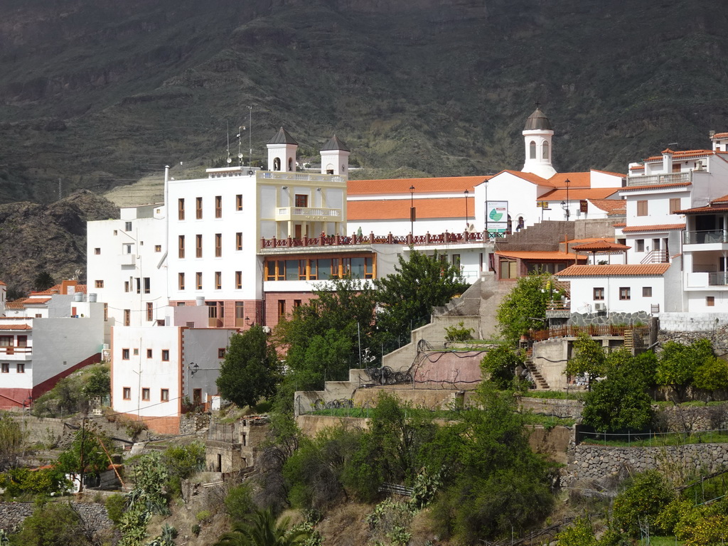 The town center with the Plaza Mirador del Ayuntamiento square, the Town Hall and the Parroquia de Nuestra Señora del Socorro church, viewed from the parking lot at the Calle Dr. Domingo Hernández Guerra street