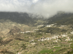 Houses at the southwest side of town, viewed from the tour bus on the GC-60 road