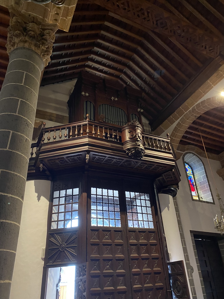 Entrance and organ at the Basílica de Nuestra Señora del Pino church