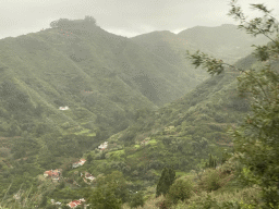 Hills and houses on the west side of town, viewed from the tour bus on the GC-21 road