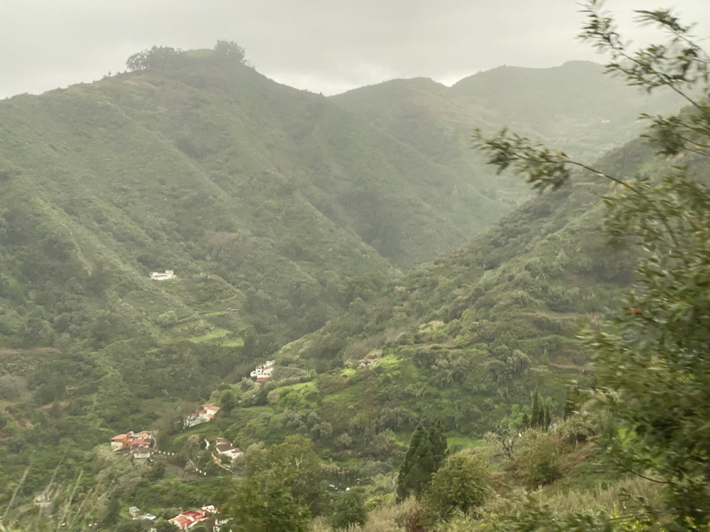 Hills and houses on the west side of town, viewed from the tour bus on the GC-21 road