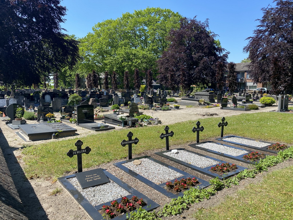 Cemetery of the Sint-Willibrorduskerk church, viewed from the Groenstraat street