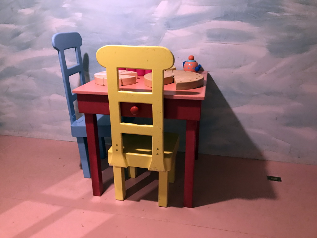 Table with chairs in the home of Kikker at the `Kikker is hier!` exhibition at the second floor of the Natuurmuseum Brabant