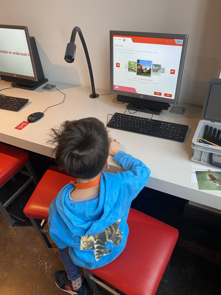 Max at a computer at the OO-zone at the ground floor of the Natuurmuseum Brabant