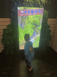 Max with an interactive screen at the OO-zone at the ground floor of the Natuurmuseum Brabant