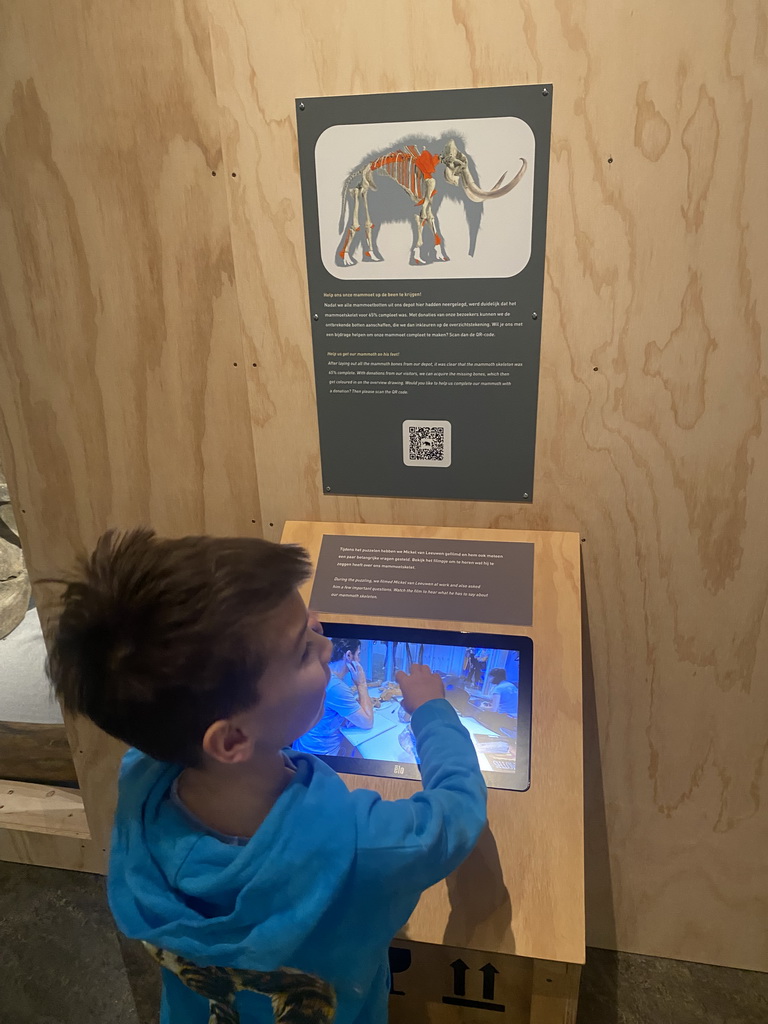 Max playing a Mammoth game next to the `Comedy Wildlife` exhibition at the second floor of the Natuurmuseum Brabant, with explanation