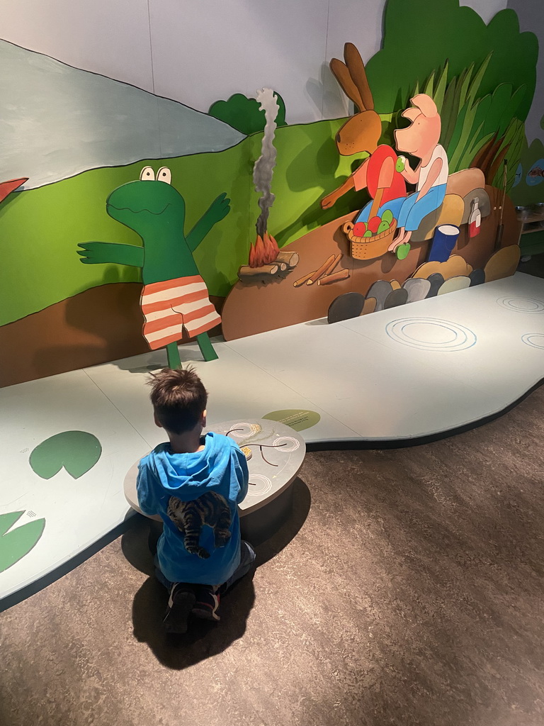 Max doing the frog puzzle at the `Kikker is hier!` exhibition at the second floor of the Natuurmuseum Brabant