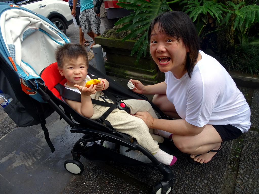 Miaomiao and Max eating melon at the Jalan Raya Ubud street