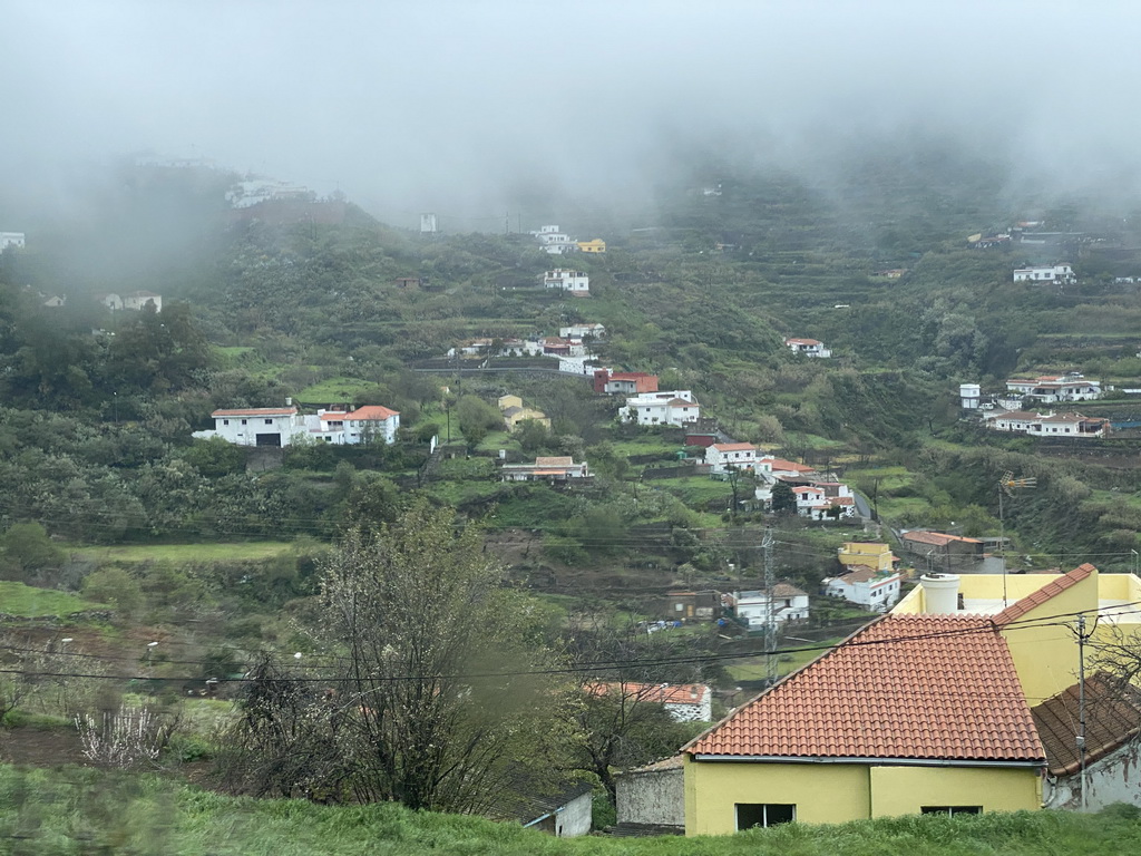 Hills and houses on the west side of town, viewed from the tour bus on the GC-15 road