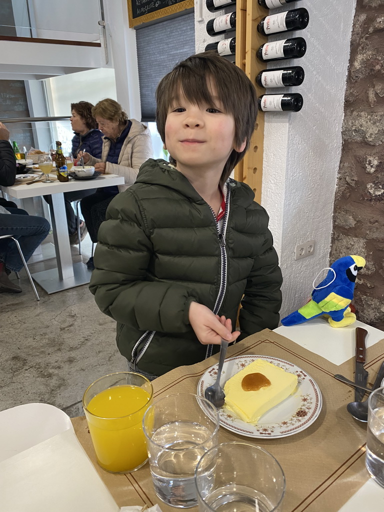 Max having dessert at the first floor of the Tierra Guanche restaurant