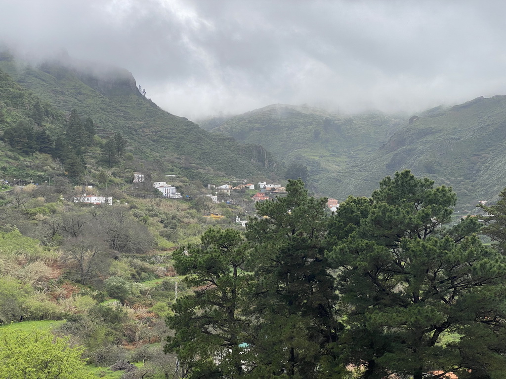 Hills and houses at the west side of town, viewed from the Calle José Gil Rivero street