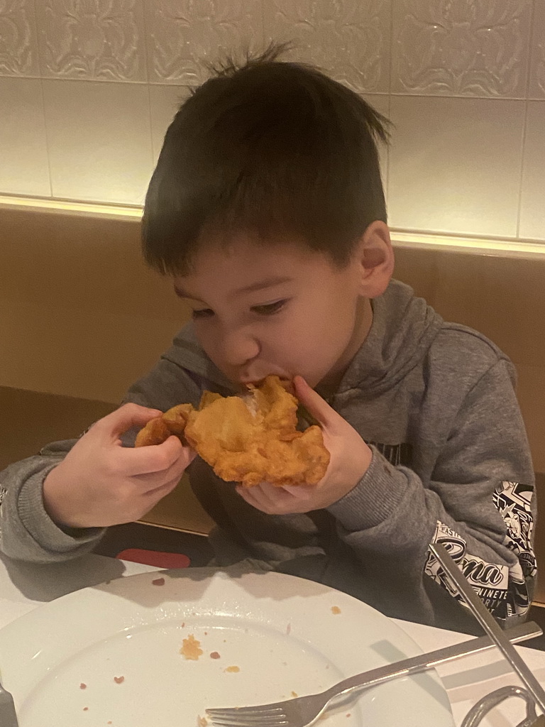 Max eating a Wiener Schnitzel at the Plachuttas Gasthaus zur Oper restaurant