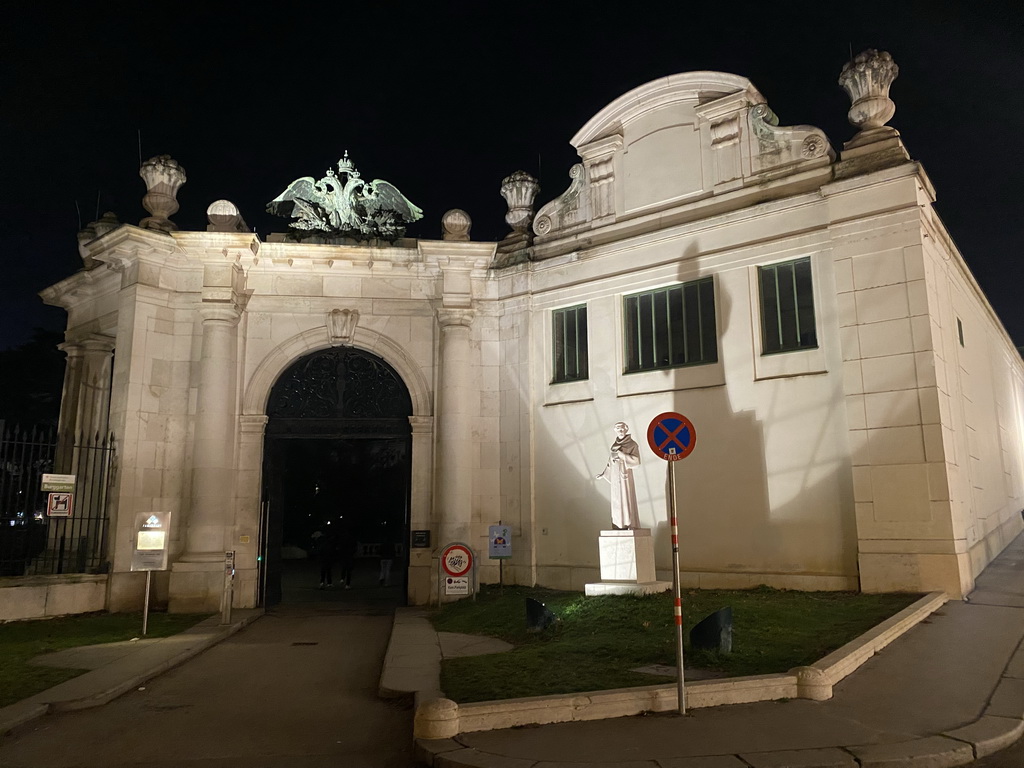 Gate to the Burggarten garden at the Hanuschgasse street, by night