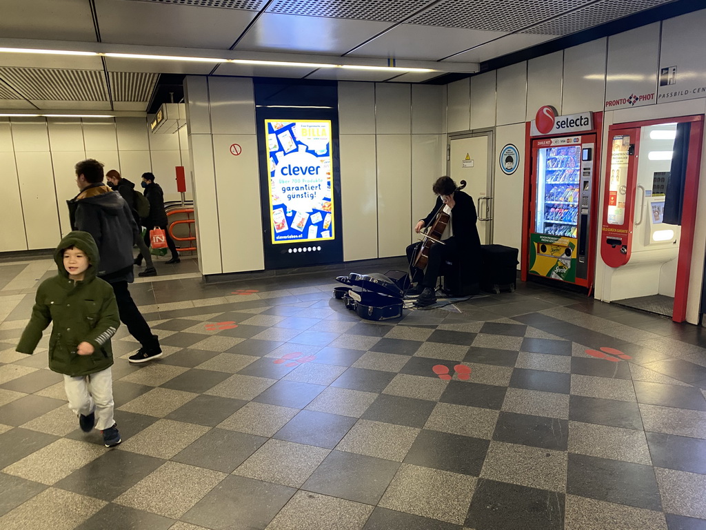 Max with a street artist at the Landstraße subway station