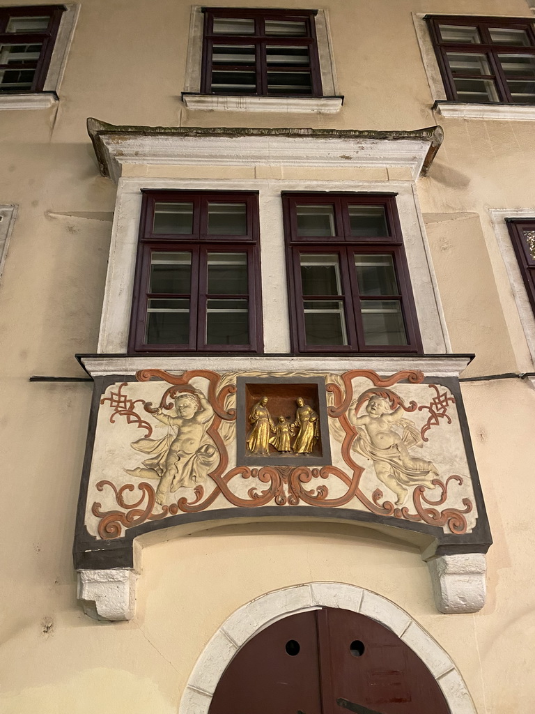 Facade of a house at the Naglergasse street, by night