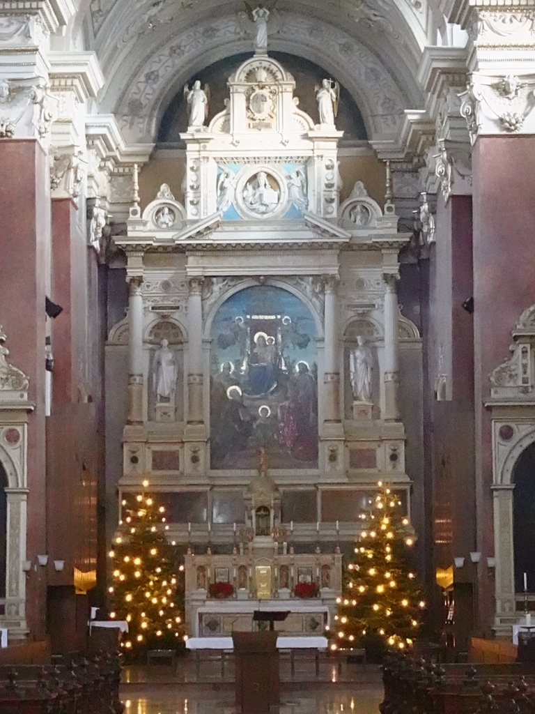 Apse and altar of the Schottenkirche church