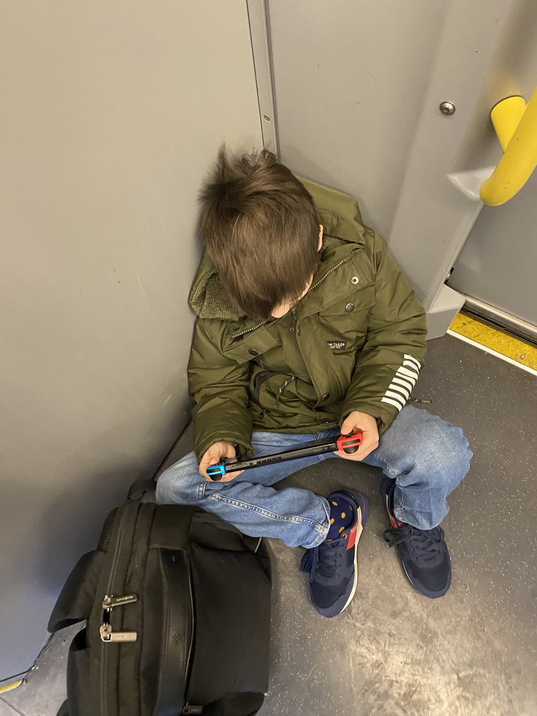 Max playing on his Nintendo Switch in the subway train between the Karlsplatz and Schönbrunn subway stations